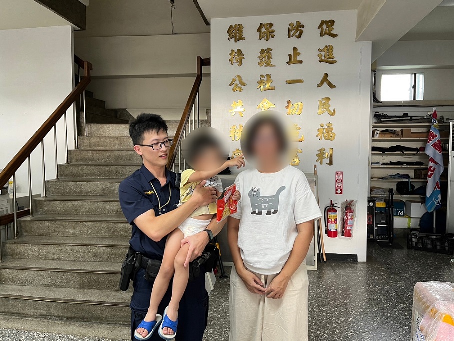 ▲圖說:在警察奶爸懷中的小男童看到媽媽,興奮地手舞足蹈 (圖/台中市政府提供)