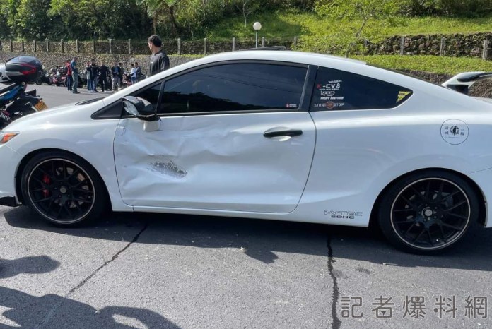 新店山道傳性能車與大重機事故 網友熱議肇責 68 2 23 | 社會 社會 記者爆料網