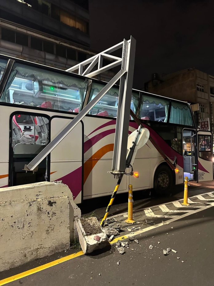 國光客運,限高,卡住,台南