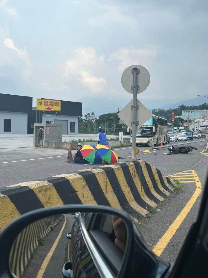 連環撞!婦人駕車恍神自撞安全島燈桿斷裂掉下 機車騎士閃避不及撞上 68 | 社會 社會 記者爆料網