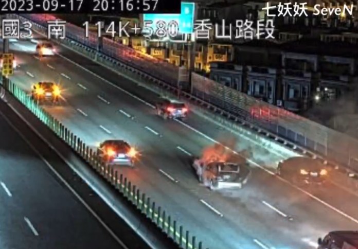 (火燒車片)國道3火燒車! 行駛中線車道自小客車起火 70 114公里路段今晚發生火燒車事故。翻攝畫面 | 社會 社會 記者爆料網