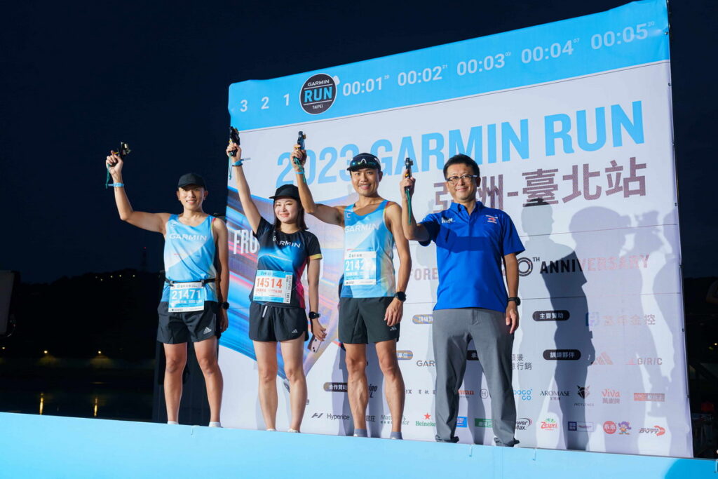 Garmin亞洲區行銷與業務副總經理林孟垣(左1)為2023 Garmin Run選手鳴槍加油