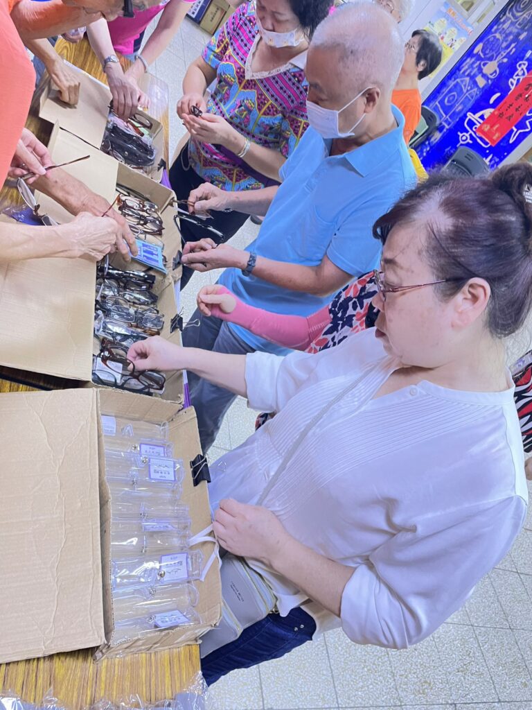 愛心老花眼鏡:送給社區的幸福禮物。