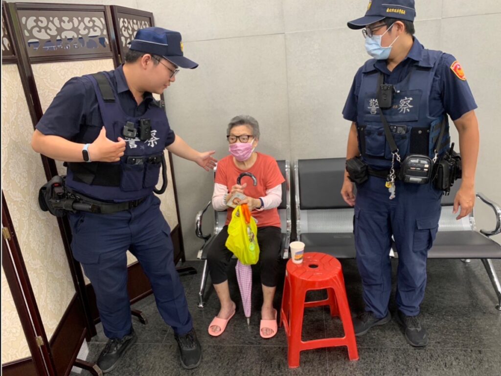 一名老婦人佇立酷熱街頭,神色慌張不斷左顧右盼,張等2員直覺有異,立即趨前關心、詢問