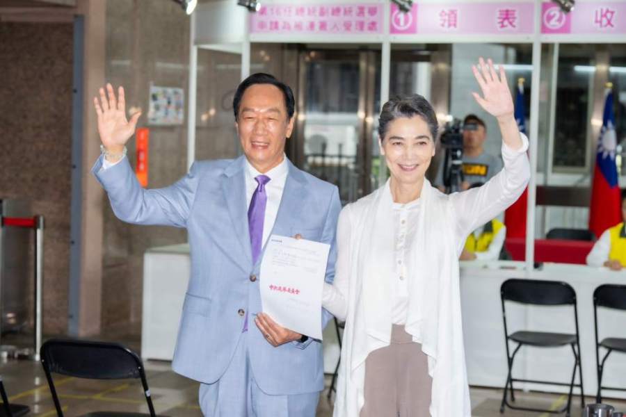赴中選會遞件拚參選資格 郭台銘曝連署目標 246 郭台銘、賴佩霞