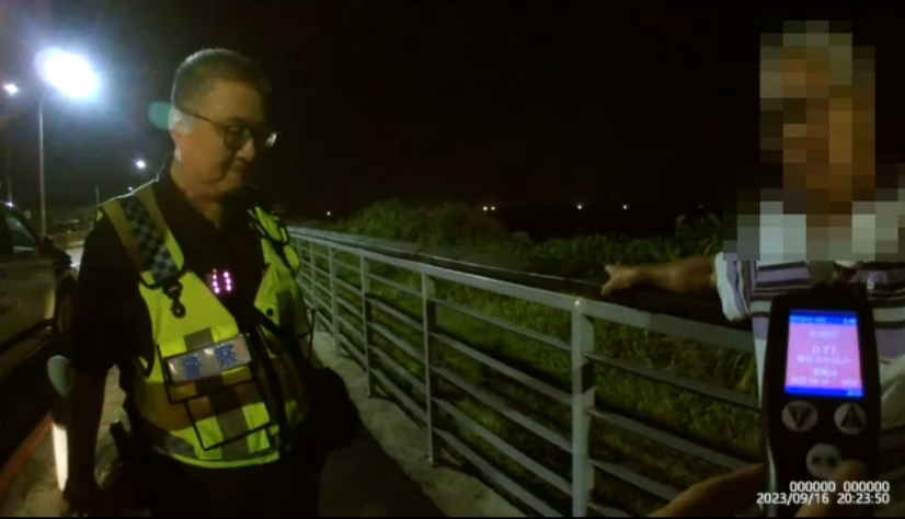 邱姓駕駛參加完喜宴後騎乘機車闖紅燈被警方攔查並發現駕駛散發濃厚酒氣，經實施酒測值高達0.77mg/l。 (記者李健興翻攝)