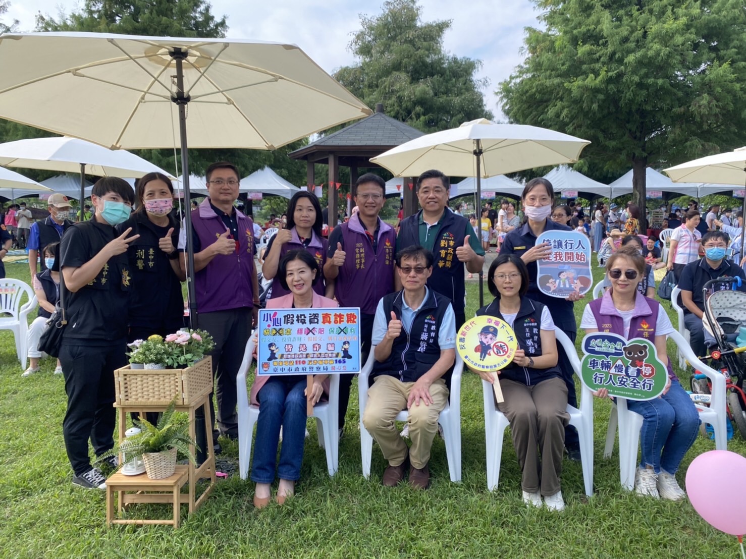 臺中市副市長王育敏親臨現場參加野餐派對，與警察局共同向現場民眾宣導防詐騙知識。（圖/記者江雁武翻攝）