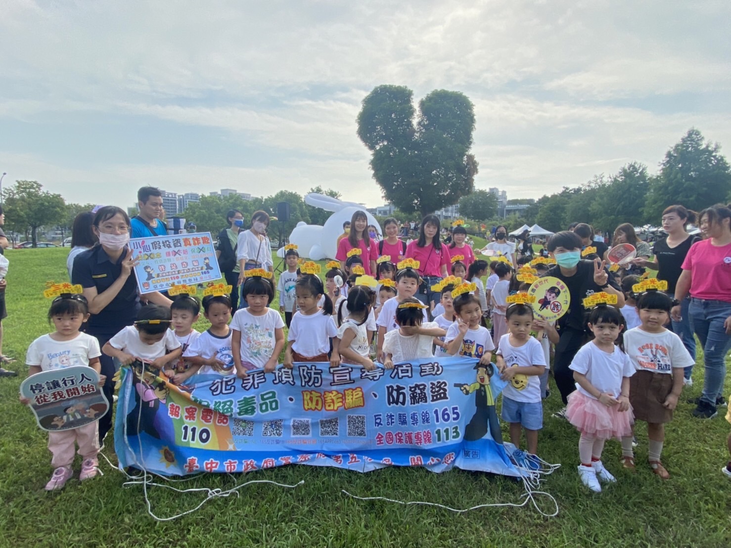臺中市政府警察局與教育局合作在北屯區南興公園舉行了祖父母節「祖孫同樂泡泡野餐派對」慶祝活動。（圖/記者林㤈輝翻攝）