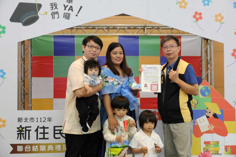 《圖說》來自菲律賓的陳米娜帶著小孩全程出席上課,已完成歸化時數順利歸化國籍並取得臺灣地區居留證。〈民政局提供〉