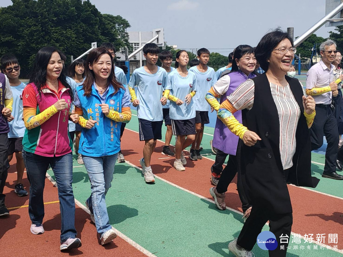 「1元慢跑在校園，地球百動一起來」正式起跑，縣長王惠美、縣議員賴清美、周君綾、林小琪、陳玉姬、彰化縣醫事檢驗師公會理事長陳景德、彰化縣醫師公會執行長楊金英、彰化縣牙醫師公會前理事長楊奕先等人，一起跑起來。圖／記者鄧富珍攝