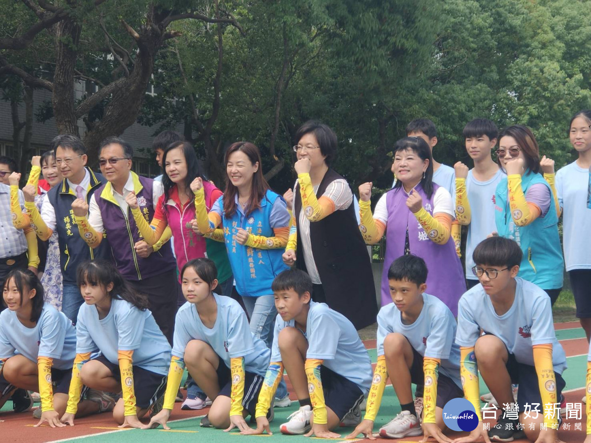 「1元慢跑在校園,地球百動一起來」正式起跑。圖/記者鄧富珍攝
