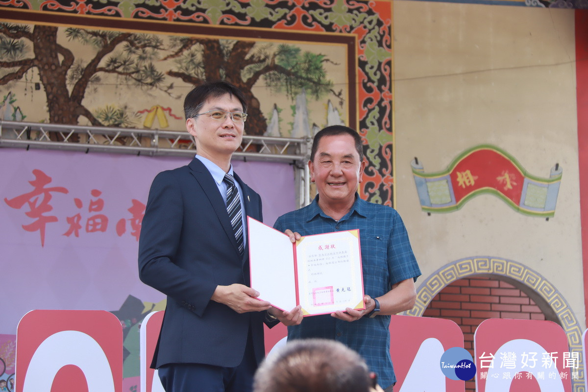 黃檢察長(左)贈感謝状予紫南宮由莊主委接受。(記者扶小萍攝)