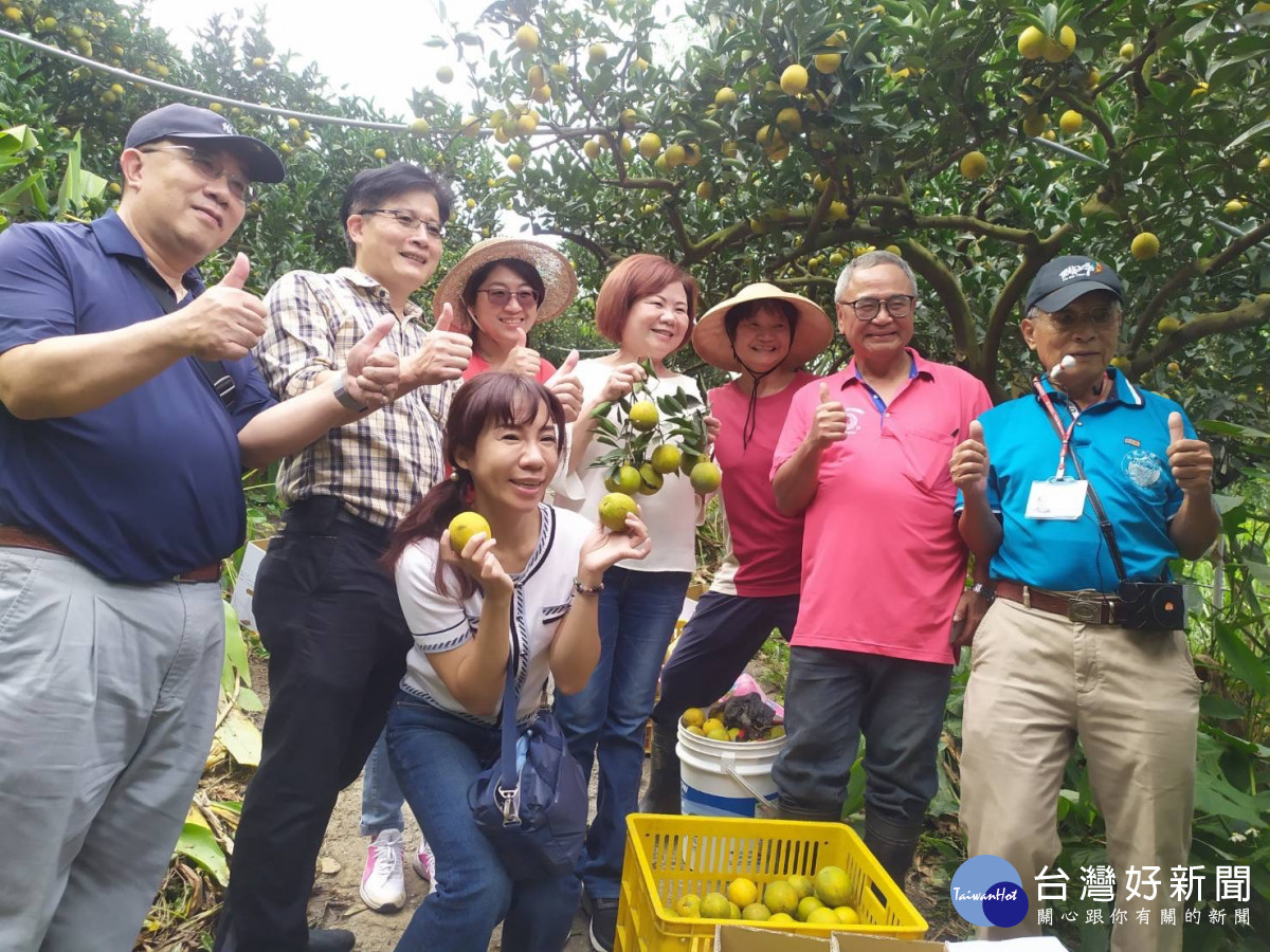 大埔社區有許多天然資源可依季節推出食農課程及體驗，連勞動部長許銘春(右4)都慕名而來體驗採果樂趣