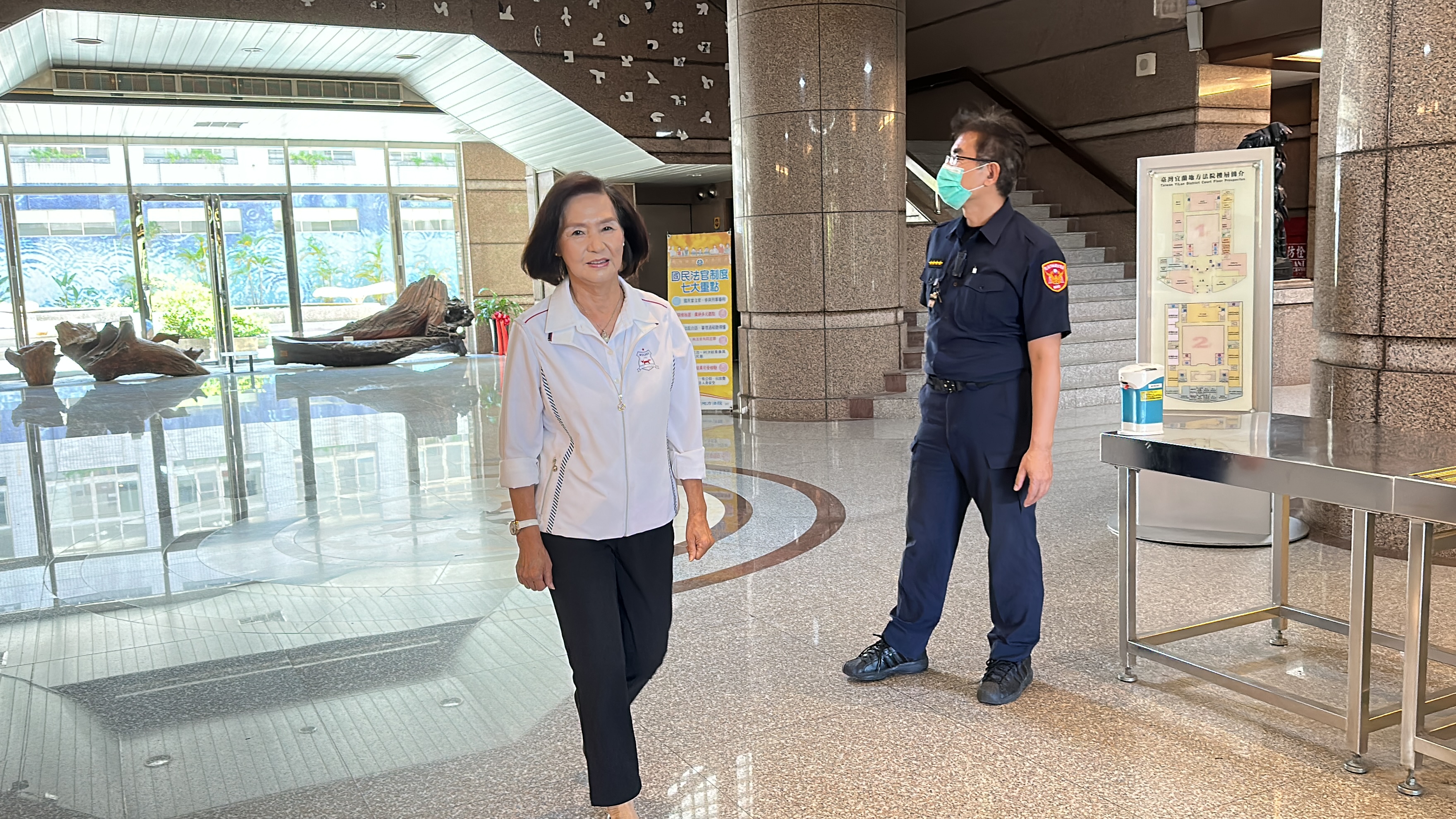 宜蘭縣長林姿妙18日中午應訊結束後步出法院。林泊志攝
