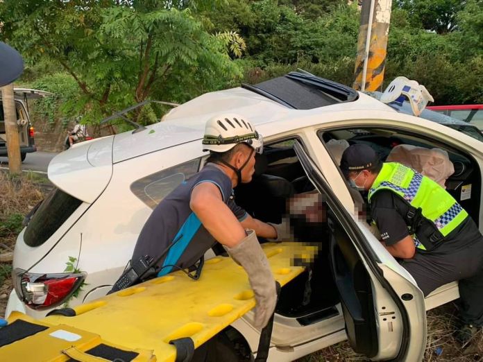 (自撞救護片)駕車自撞電線桿 男子當場無生命跡象送醫不治 65 | 社會 社會 記者爆料網