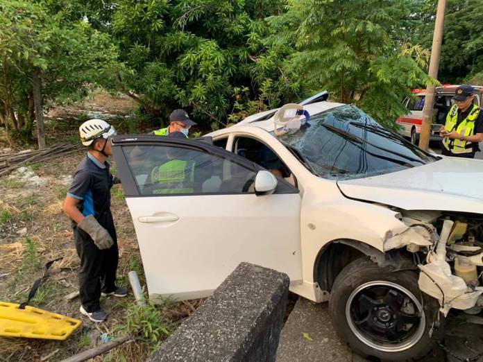 (自撞救護片)駕車自撞電線桿 男子當場無生命跡象送醫不治 63 | 社會 社會 記者爆料網