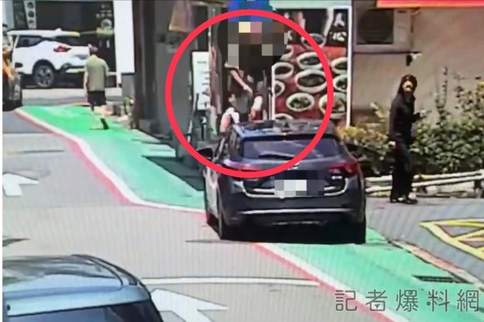 這個男人太狂了! 遇違停車擋人行道竟踩上去抗議 67 3B936BB1 C258 4BA5 8C3D 45554F02EBC3 | 社會 社會 記者爆料網