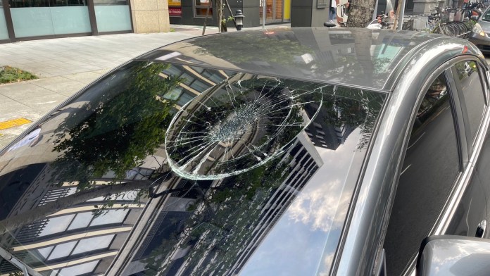 這個男人太狂了! 遇違停車擋人行道竟踩上去抗議 65 344B55C0 036B 49F8 8932 487EB894A5FC | 社會 社會 記者爆料網