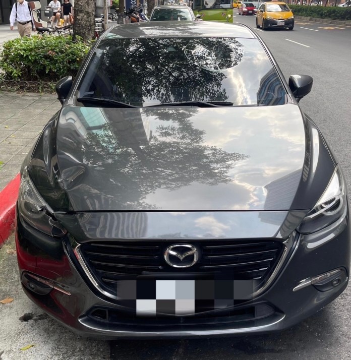 這個男人太狂了! 遇違停車擋人行道竟踩上去抗議 66 0EBDF165 B01D 45AC 858E 2594C4BEE244 | 社會 社會 記者爆料網