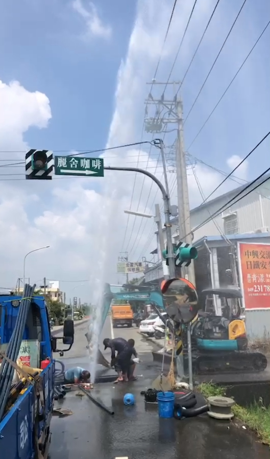 (噴水片)人孔蓋噴水逾10公尺高! 自來水公司:「不斷水施工」 62 10公尺高。民眾提供 | 社會 社會 記者爆料網