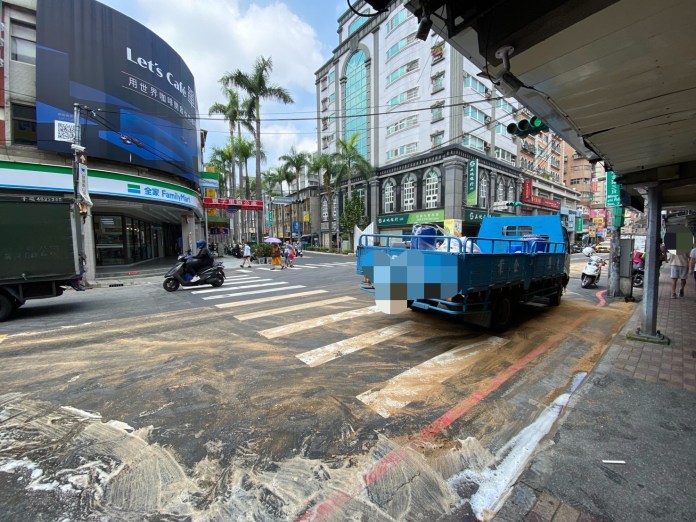 小貨車潤滑油桶傾倒滲漏路面 波及4路過騎士滑倒慘摔 63 311 3 | 社會 社會 記者爆料網