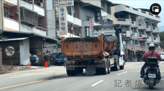離譜砂石車沿路掉沙石 20秒撒9坨!網友「止不住欸」 65 2023 09 18 18.48.14 | 社會 社會 記者爆料網