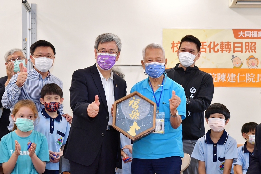 行政院長陳建仁9月18日參訪高雄市大同福樂學堂日照中心（圖：行政院）