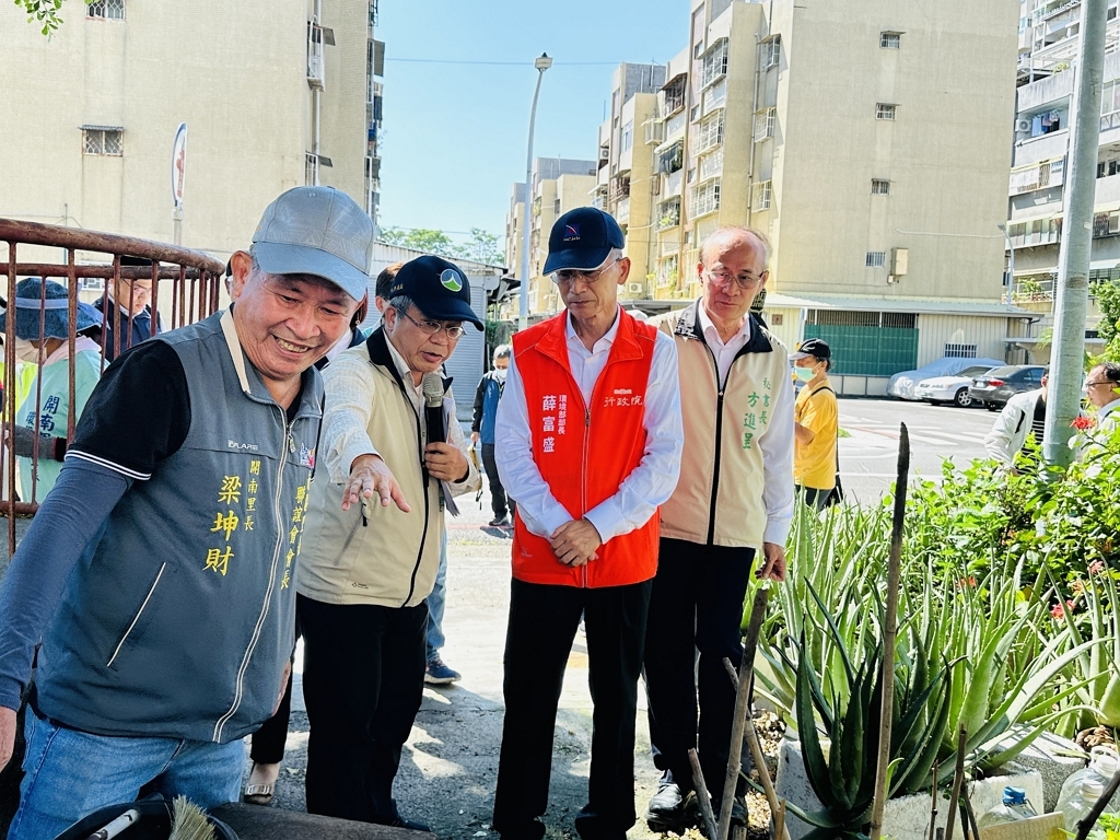由台南市政府方進呈秘書長、環保局許仁澤局長及梁坤財里長陪同巡查環境（圖：環境部環管署）