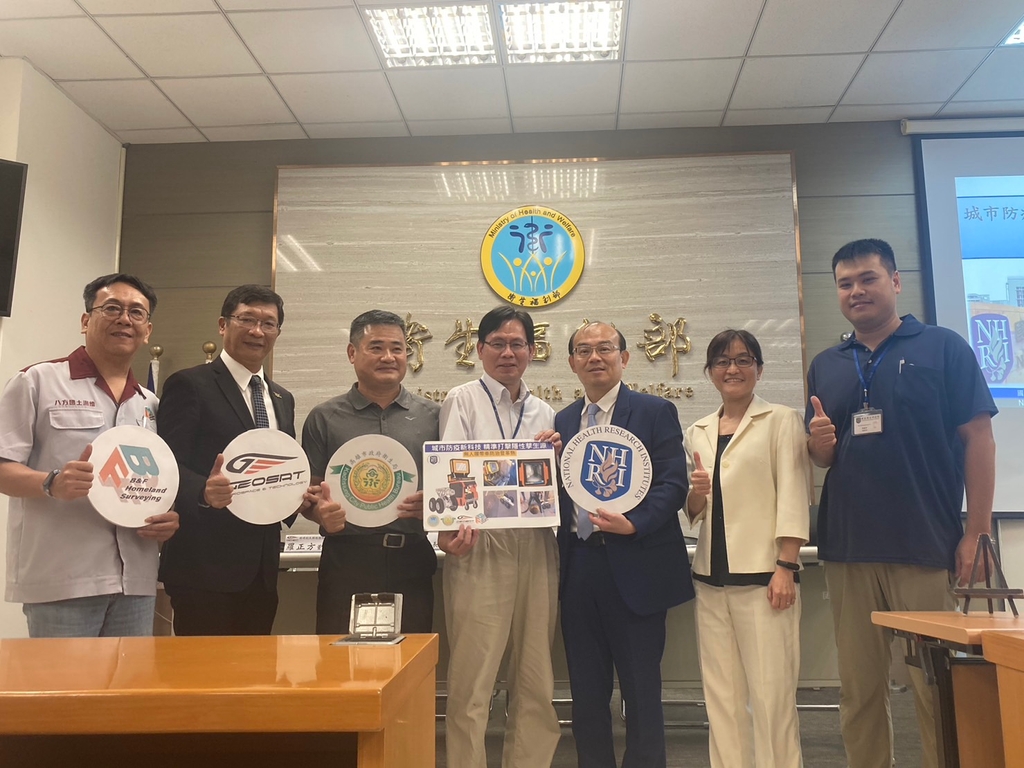 合照(左起)：八方國土繪製陳俊傑經理、經緯航太羅正方董事長、高雄市旗津區衛生所陳朝東所長、國衛院蚊媒中心劉韋良專案助研究員、學術發展處劉俊揚處長、蚊媒中心齊嘉鈺主任、陳毓軒研究助理（圖：國衛院）