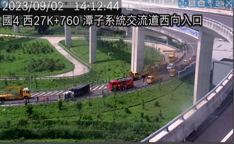 112年9月2日國4東向潭子系統出口處大貨車翻覆事故（圖：交通部高公局）
