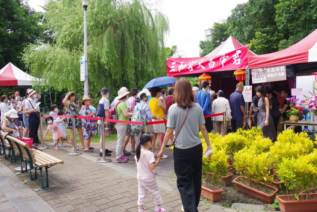 現場民眾大排長龍向文昌君博杯祈福,只要擲一個聖筊,便能免費吃現做的粿