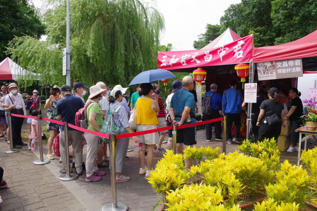 現場民眾大排長龍向文昌君博杯祈福,只要擲一個聖筊,便能免費吃現做的粿