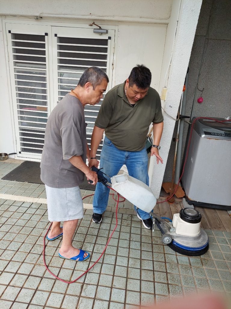 新北市社會局為協助街友翻轉人生與勞工局職訓中心合作在街友中途之家觀照園舉辦「街友清潔人員培訓專班」由專人指導.。(圖/新北市政府提供)