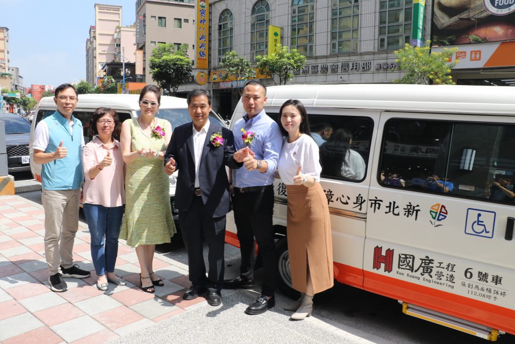 國廣工程營造董事長張國龍(右3)偕家人捐贈2輛復康巴士左1、2為蘆洲區長陳炳仲和社會局副局長許秀能代表受。(圖/新北市政府提供)