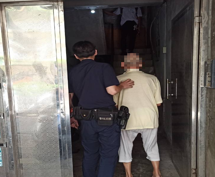 警方親送老翁返家。(記者宋紹誠翻攝)