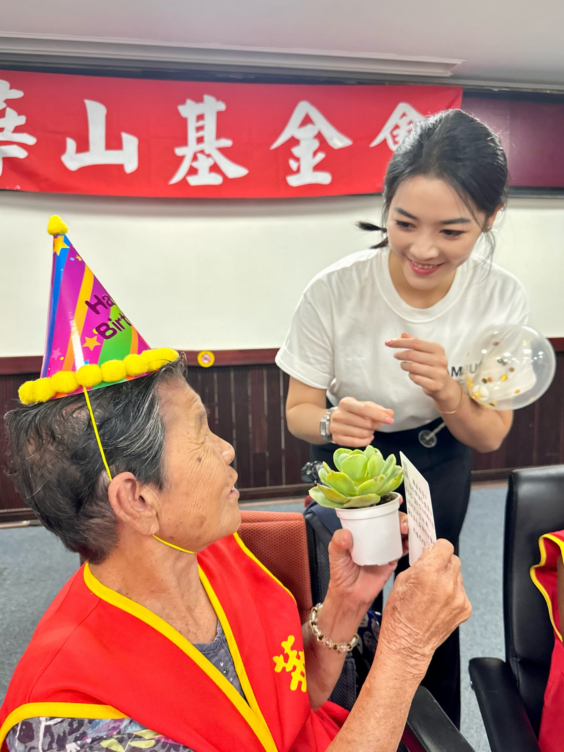 美女主播劉方慈慷慨解囊捐12萬元給台南獨居老人,90歲林奶奶回贈親自栽種的盆栽給她。(圖/華山基金會提供)