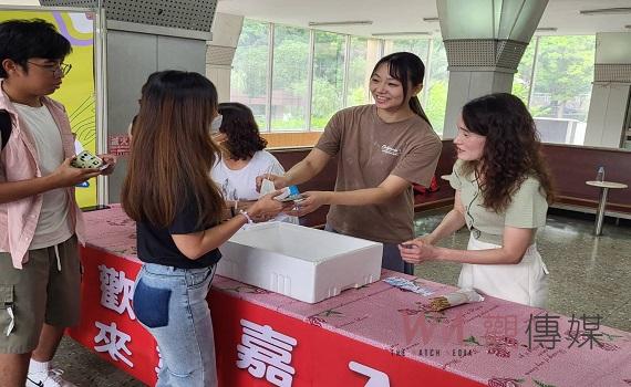 兒子考上嘉大鹽酥雞買一送一   炸雞店老闆到校現炸嘉惠學生