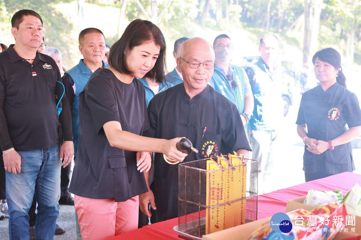 許縣長點燃疏文上達天聽。(圖/南投縣府提供)