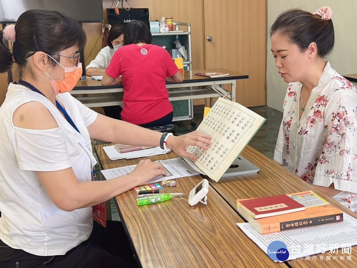 越南籍的阮麗君，在旁人的鼓勵下開始背書，2個月來的努力已能流利地背誦5,000多字