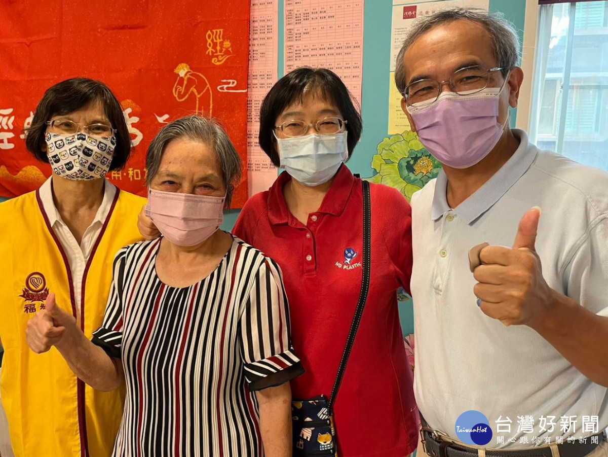 82歲蔣王春子(左2)活到老學到老,在家人的陪伴下參加福智文教基金會經典會考