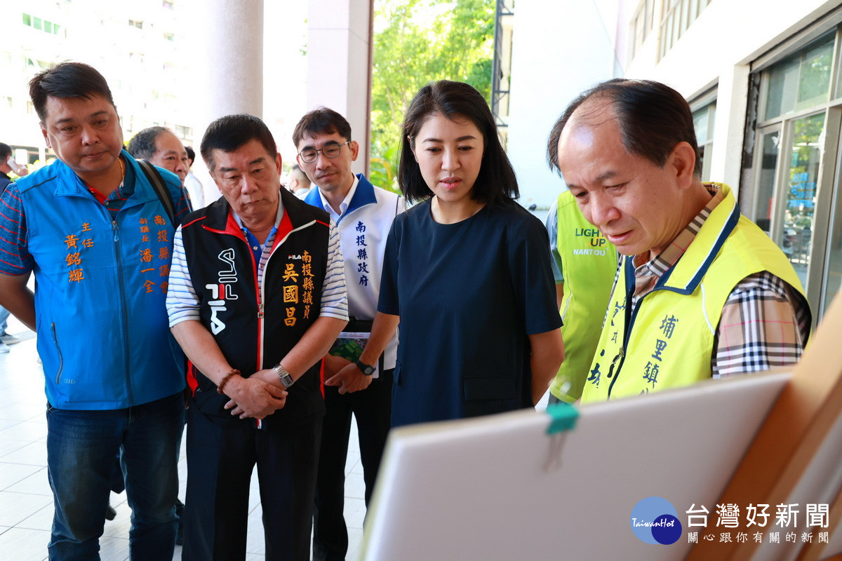 縣長許淑華前往埔里鎮的綜合性身心障礙福利復健服務中心，會勘了解興建全民運動館的選址地點及親子共融公園、寵物公園設置的可行性。