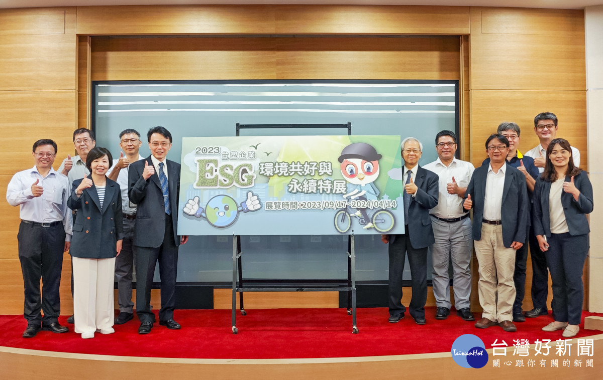 王光正館長(左5)邀請學校及企業各代表上台合影,特展開幕正式啟動