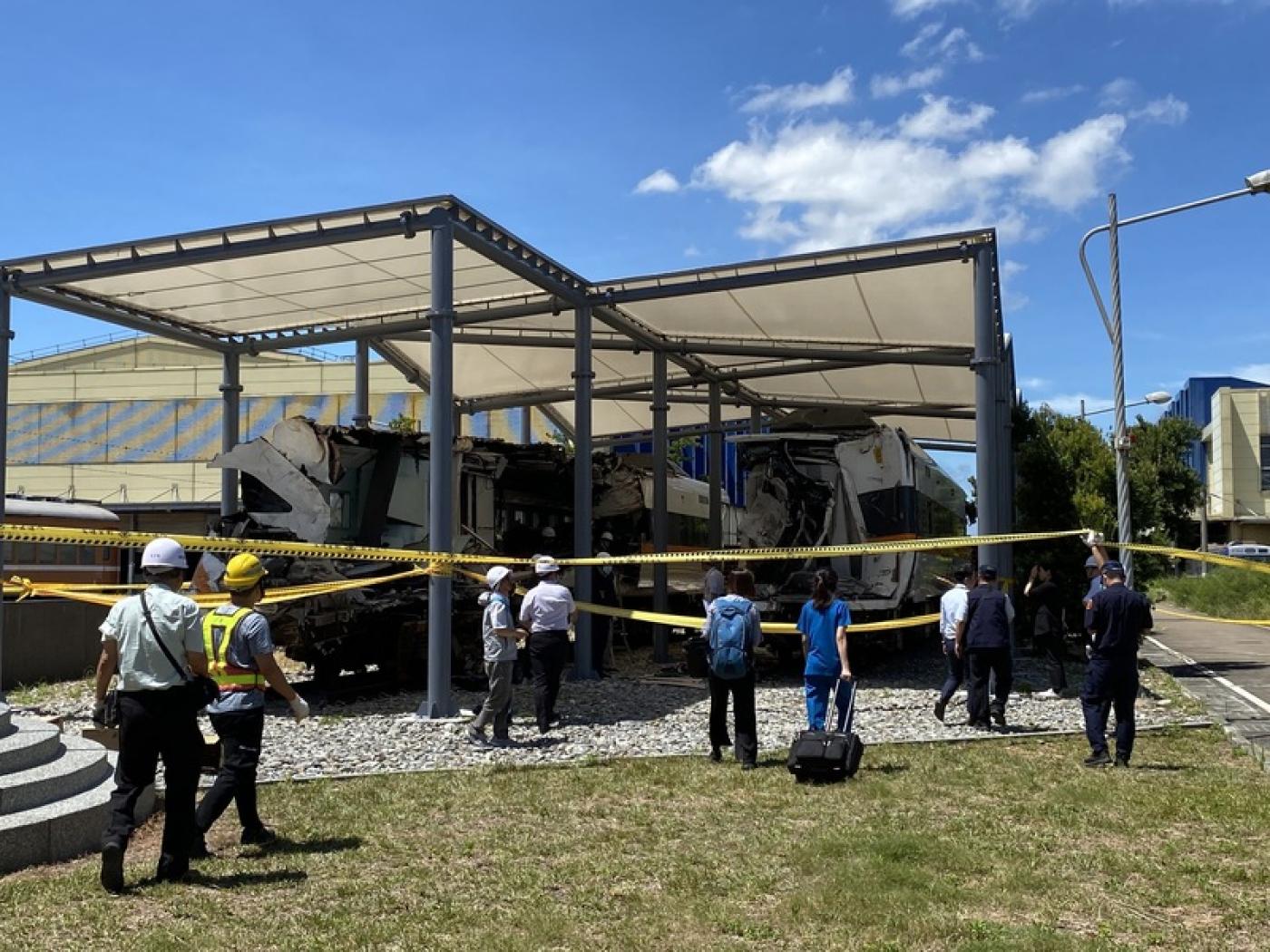 太魯閣號事故車廂發現1片疑頭蓋骨。鐵警與台鐵人員1日再度前往搜查車廂。中央社