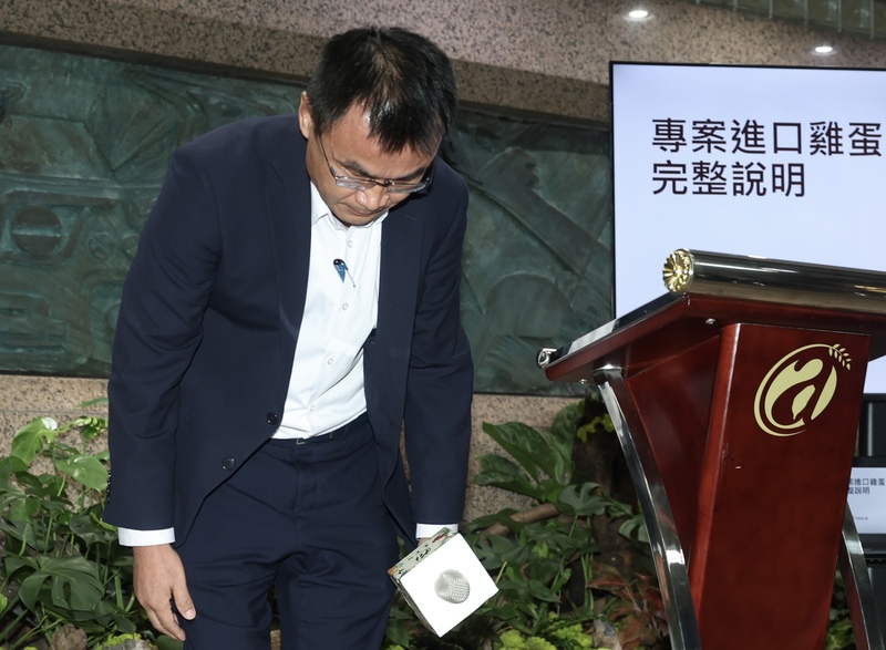 針對專案進口雞蛋議題,農業部長陳吉仲19日再次舉行記者會,強調政策完全正確、保護農民,並為此紛擾向社會大眾鞠躬道歉。中央社