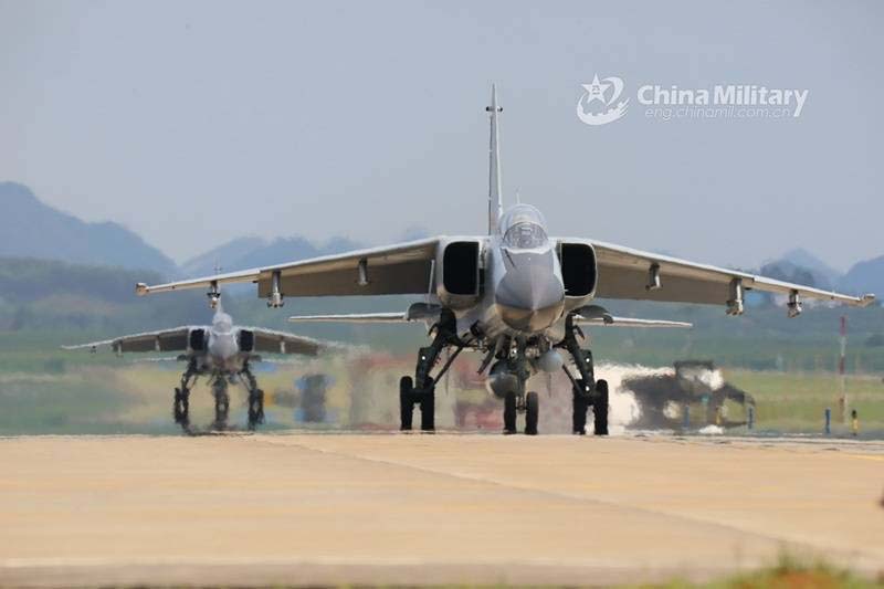 殲轟-7A「飛豹」戰鬥轟炸機。圖/中國軍網
