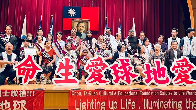 為響應國內外各界搶救婦聯會活出愛,周大觀文教基金會率熱愛生命獎章得主前往婦聯會。圖/周大觀文教基金會提供