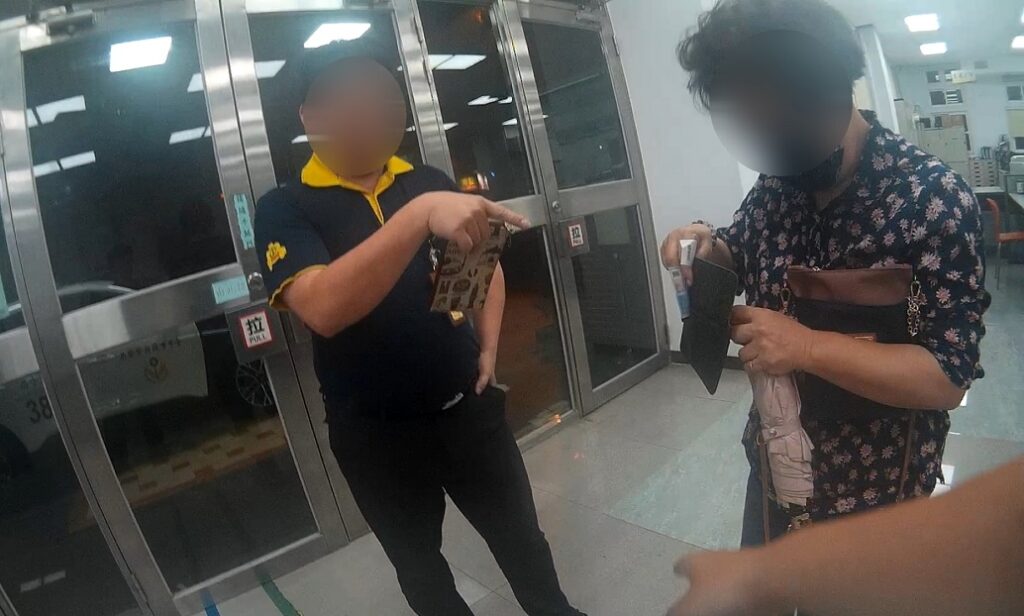 ▲圖說:駕駛大哥送回謝姓婦人遺留在小黃上的包包 (圖/台中市政府提供)