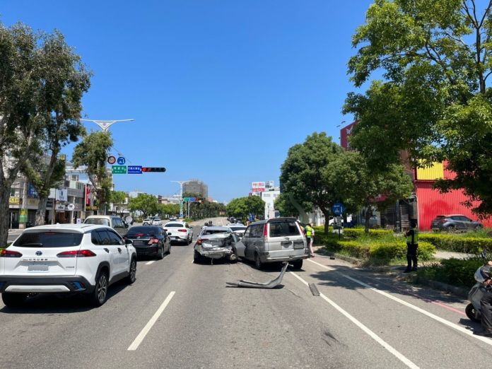 4車相撞車禍，警方到場調查處理。民眾提供 | 社會 社會 記者爆料網