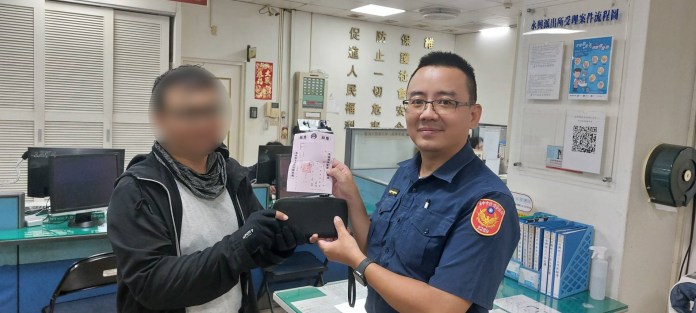 (好心有好報片)外送員定期捐款行善 錢包掉落警方憑捐款收據物歸原主 75 | 社會 社會 記者爆料網