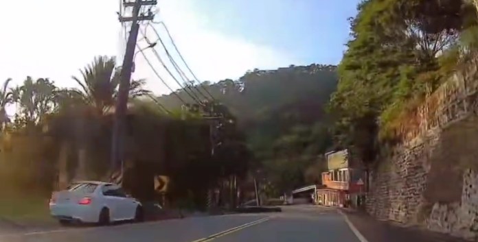 (自撞電線桿片)行駛山路沿途加速逆向 BMWE60GG了 70 e60自撞電線桿。翻攝 | 社會 社會 記者爆料網